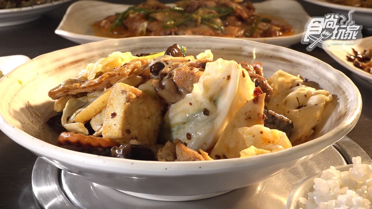 「香辣肥腸乾鍋」食材吸飽醬汁，整體很入味。