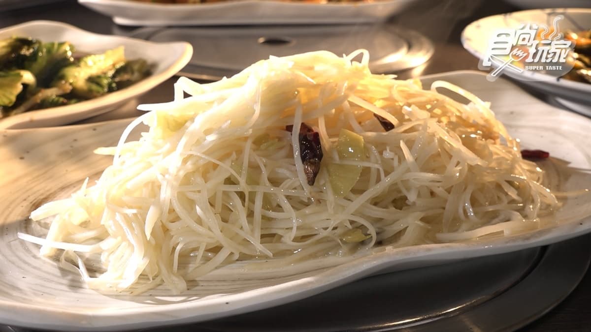 「酸辣土豆絲」口感很脆，相當唰嘴。