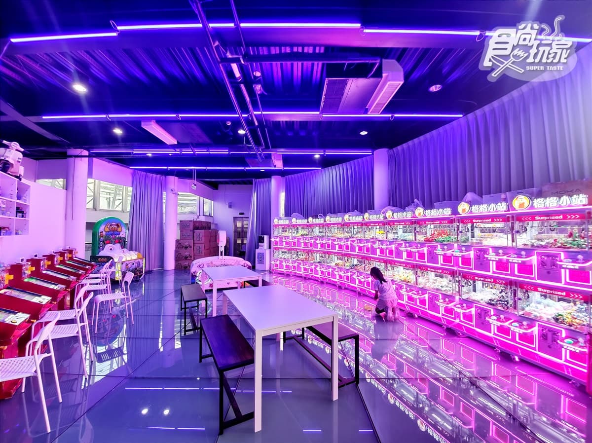 店內娃娃機將近百台。