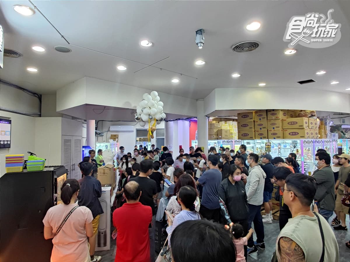 【新開店】每天免費夾3次！高雄最浮誇「夾娃娃」可夾龍蝦、紅蟳，還週週送家電