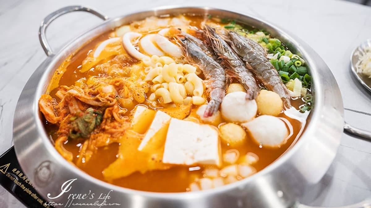 「海鮮部隊鍋」有魷魚、鮮蝦、起司魚丸、午餐肉等，配料很豐富。（圖片來源：IRENE'S 食旅．時旅）