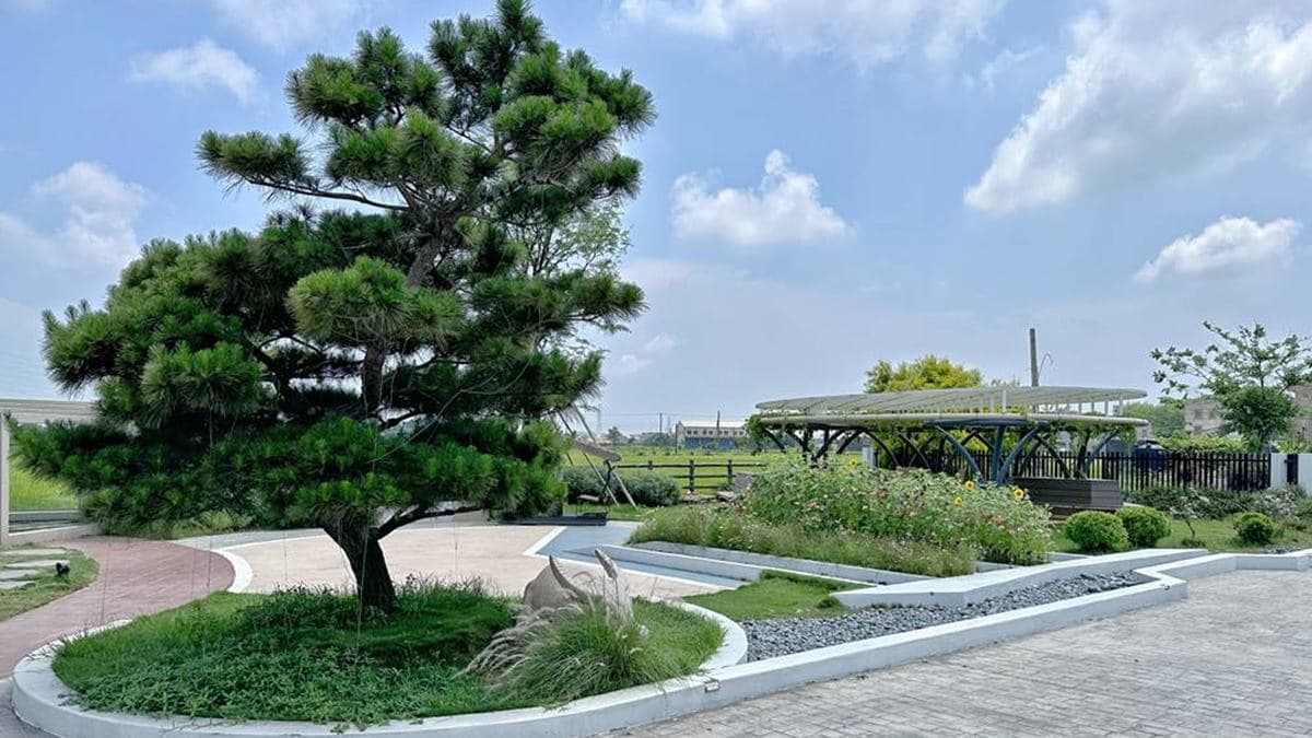 戶外園區也設置很多休憩位置、園藝造景等。（圖片來源：Ann‧榜哥‧生活事務所）