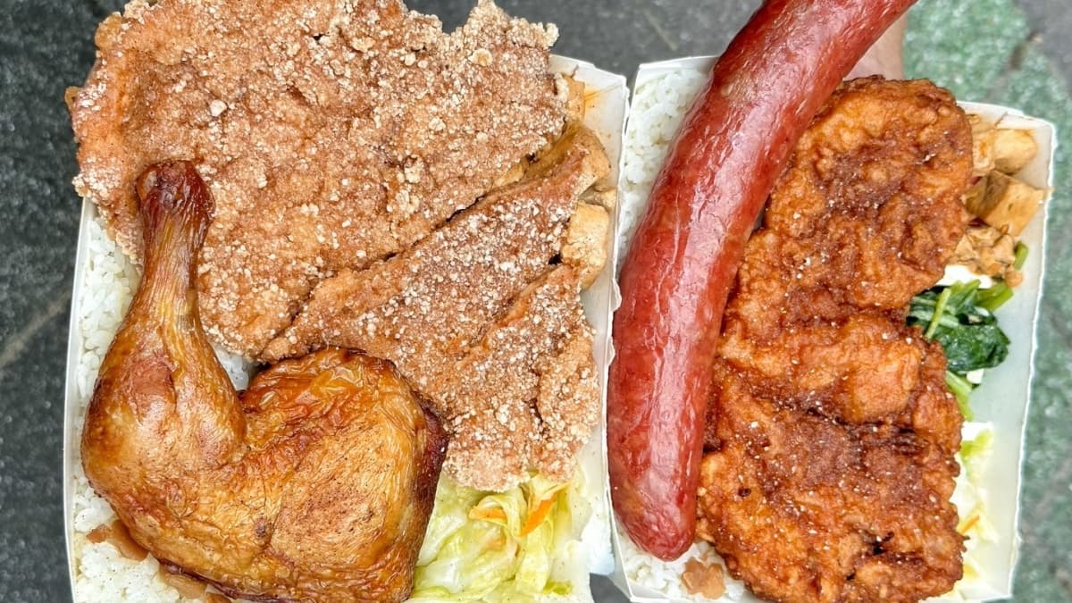 便當主菜有雞排、雞腿、排骨，香腸則是隱藏版，每日隨機配菜有３樣。（圖片來源：阿華田的美食日記）