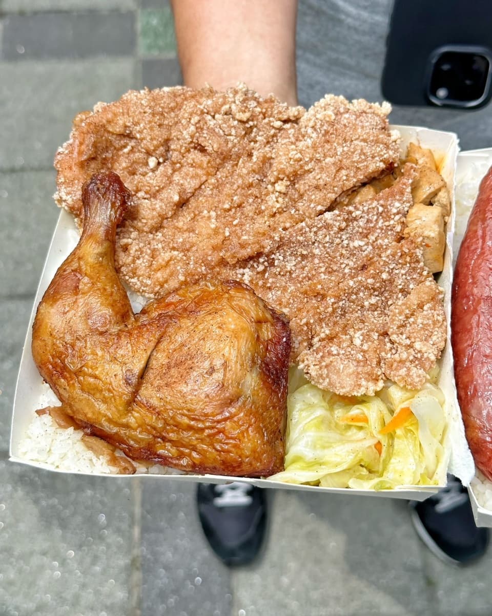 老闆怕你吃不飽！超狂「巨無霸雙拼飯」滿到蓋不起，在地激推還沒開門就排爆