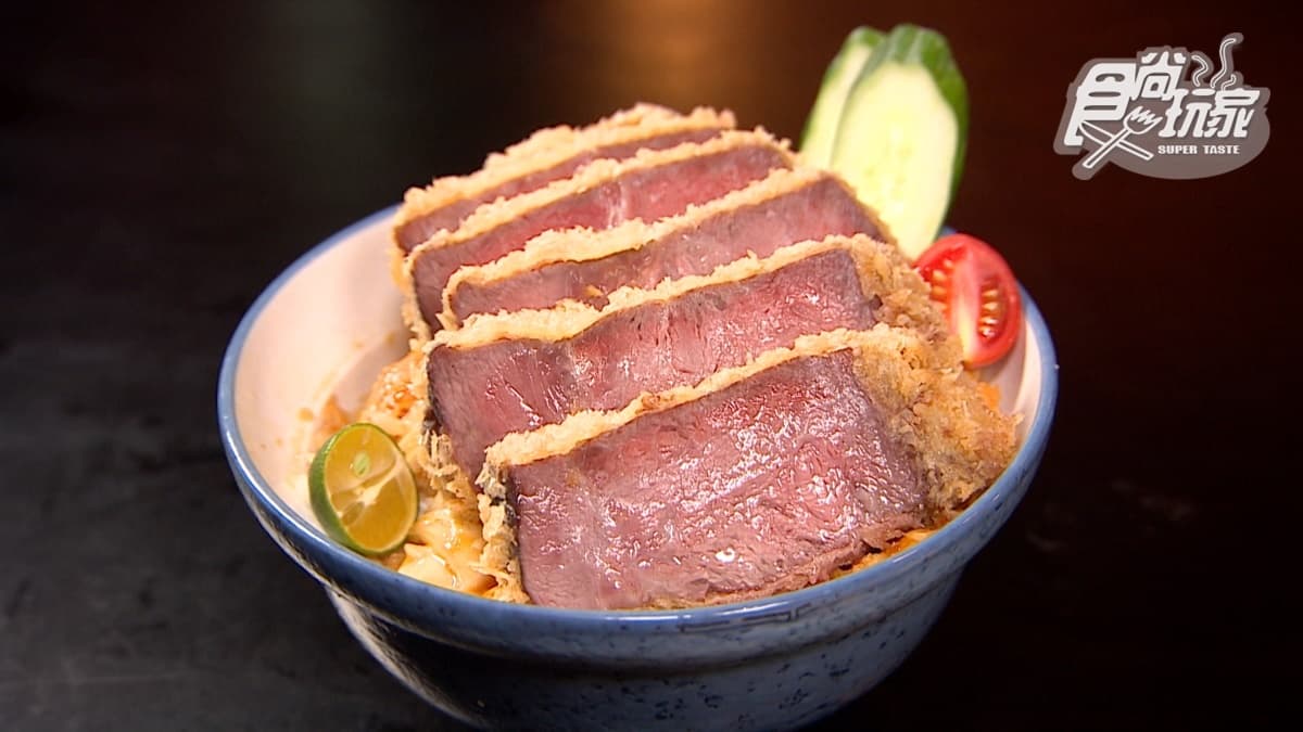 「巨牛排丼飯」將牛排炸至八、九分熟，再搭配芥末和鹽，風味更迷人。