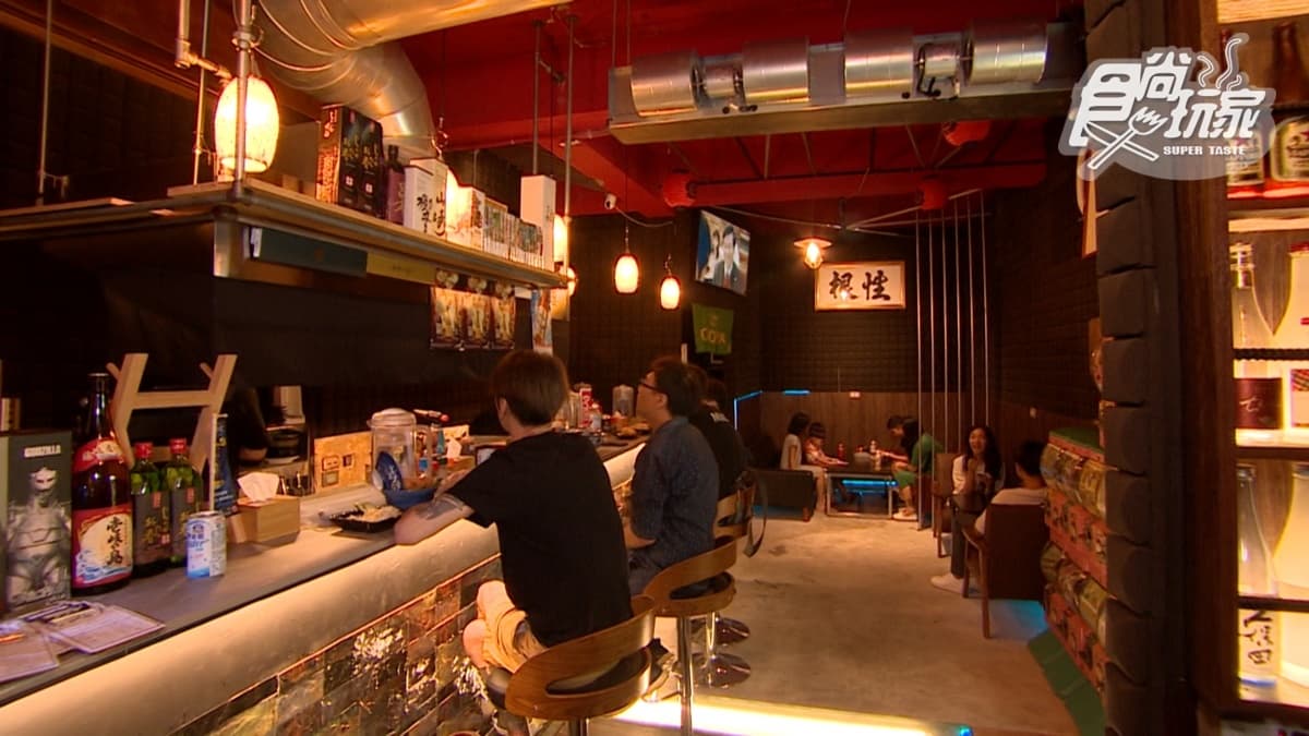 店內環境採居酒屋式的裝潢。
