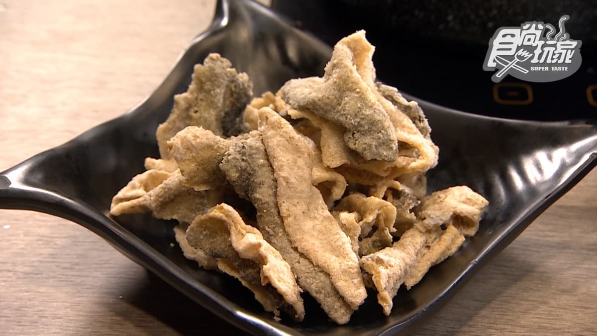 「港式炸魚皮」口感十分酥脆，魚油香氣很明顯。