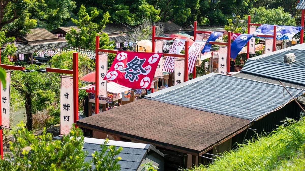「千野町」將原本僅有３間的小攤販重新規畫成１條街。（圖片來源：祈願の千野村）