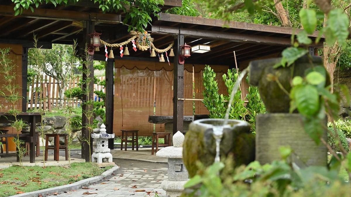 走進稻荷園除了休息乘涼、賞花拍照，運氣好還能遇見稻荷先生。（圖片來源：祈願の千野村）