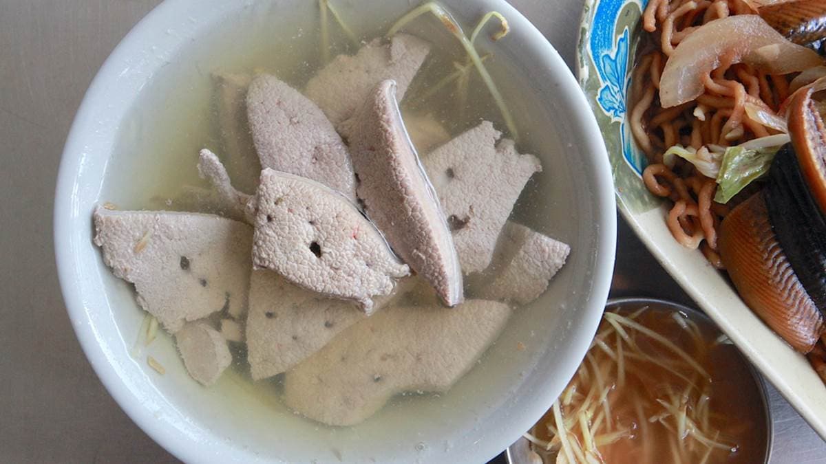 「豬肝清湯」的豬肝很厚實，湯頭的薑味也很濃郁。（圖片來源：樂天小高の美食之旅）