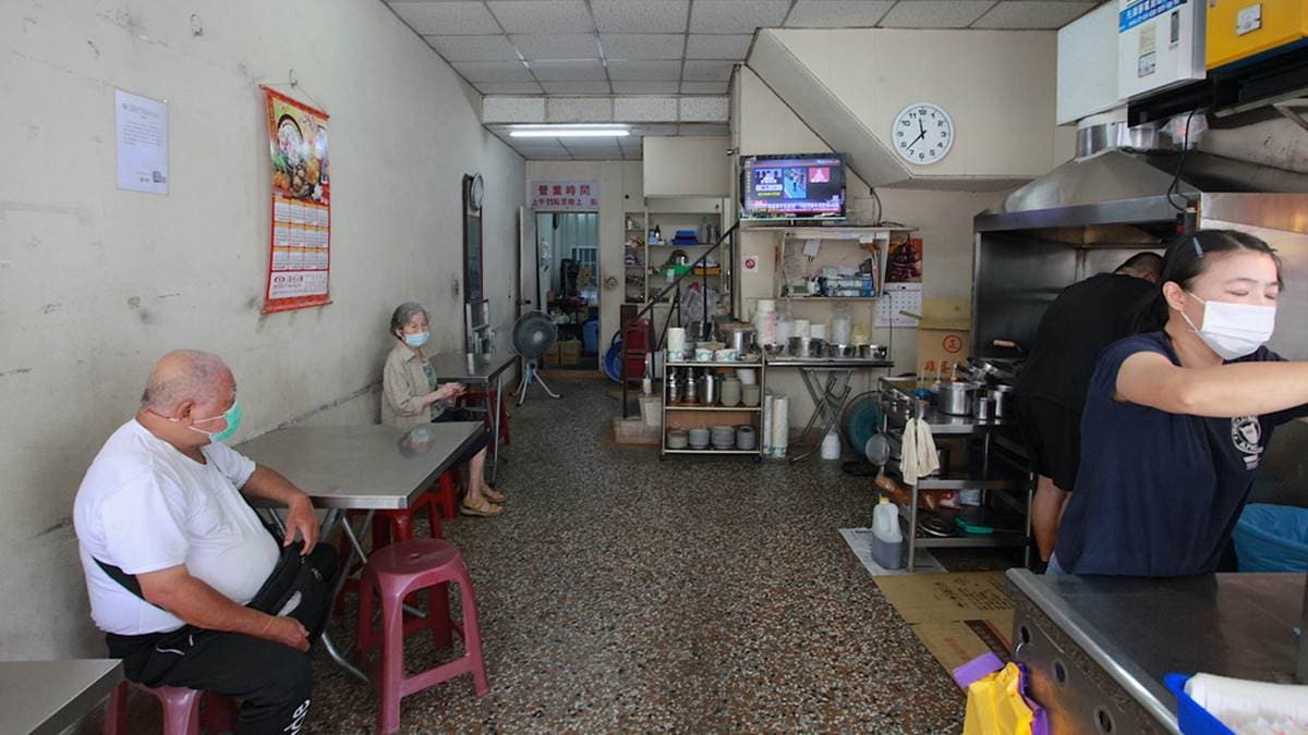 店內也有座位讓客人坐下用餐，顧客幾乎是以老主顧為主。（圖片來源：樂天小高の美食之旅）