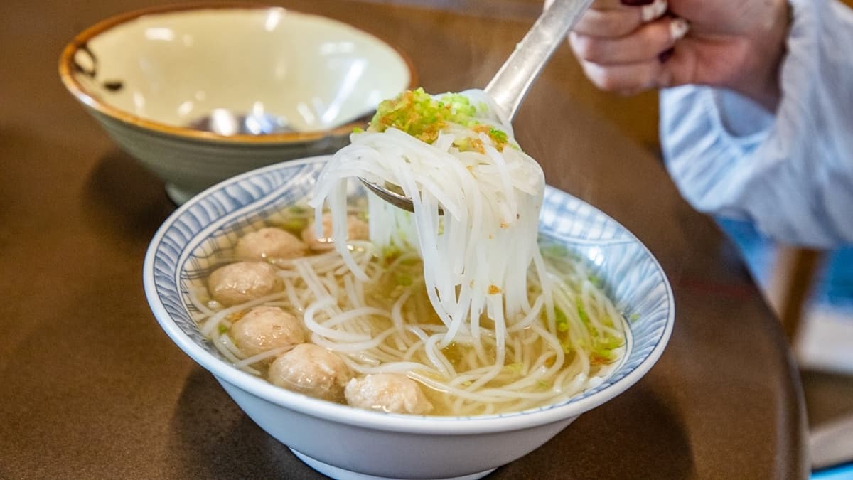 粗米粉吃起來軟中帶Ｑ，搭配高湯一起吃相當順口。（圖片來源：大手牽小手玩樂趣）