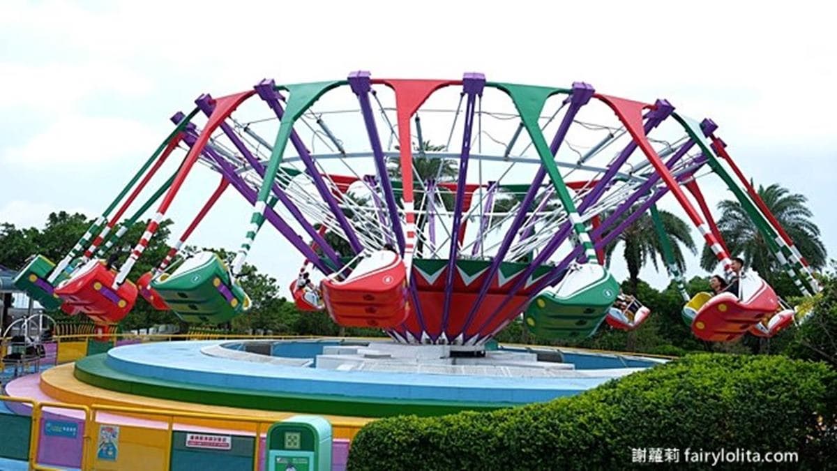 「迴旋磁場」大人、小孩都可以玩，可以體驗在空中360度大寬幅擺盪。（圖片來源：蹦啾謝蘿莉）