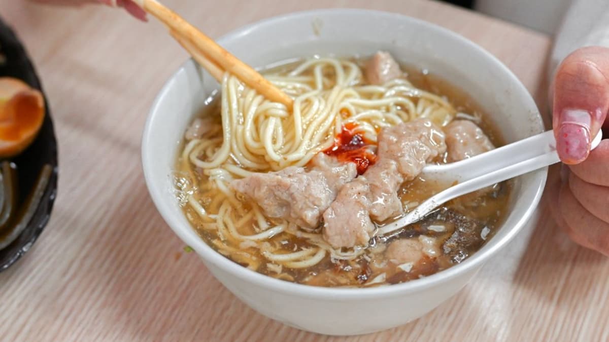 店家招牌「肉羹麵」，使用的是油麵，還附上４～５塊真材實料的肉羹。（圖片來源：女子的休假計劃）
