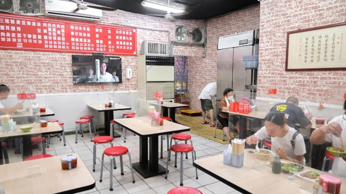 店內環境就是一般的小吃店模式，還滿明亮乾淨的。（圖片來源：女子的休假計劃）