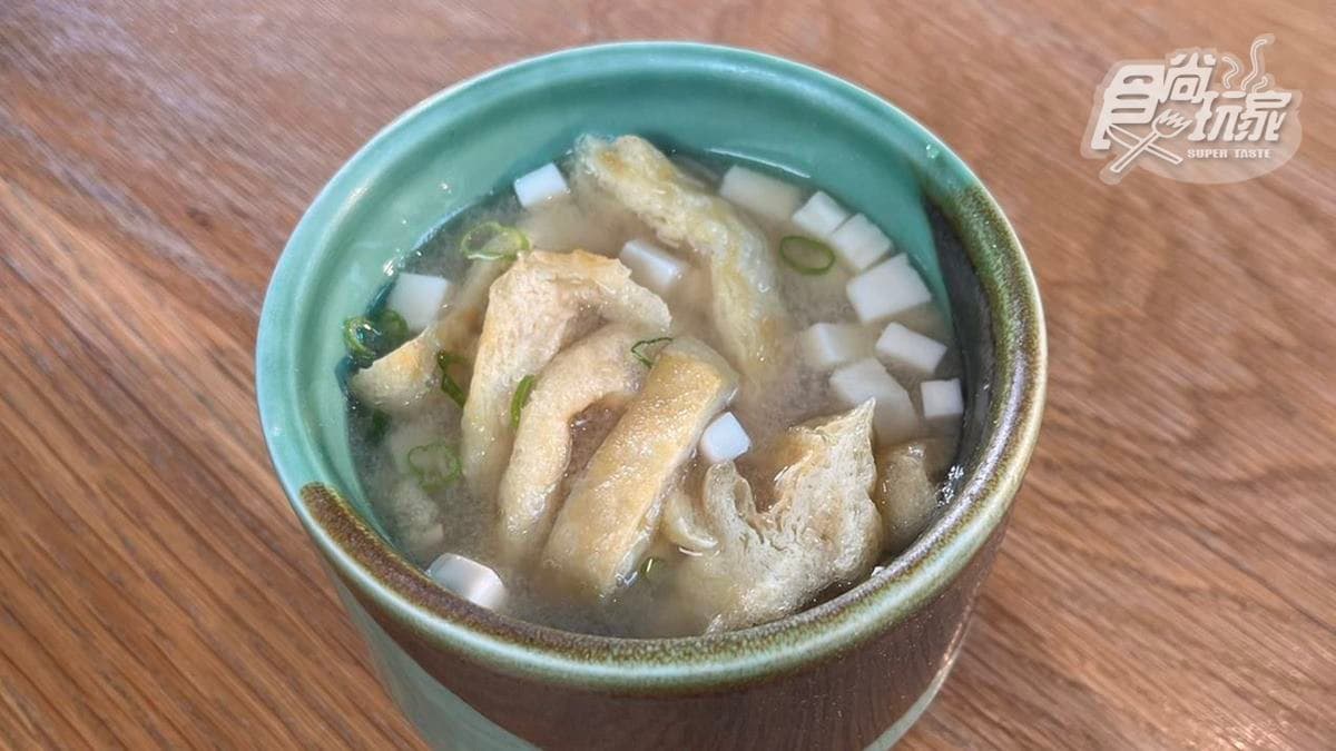 「稻禾味噌湯」可以無限續湯，裡面的配料有豆皮和豆腐。