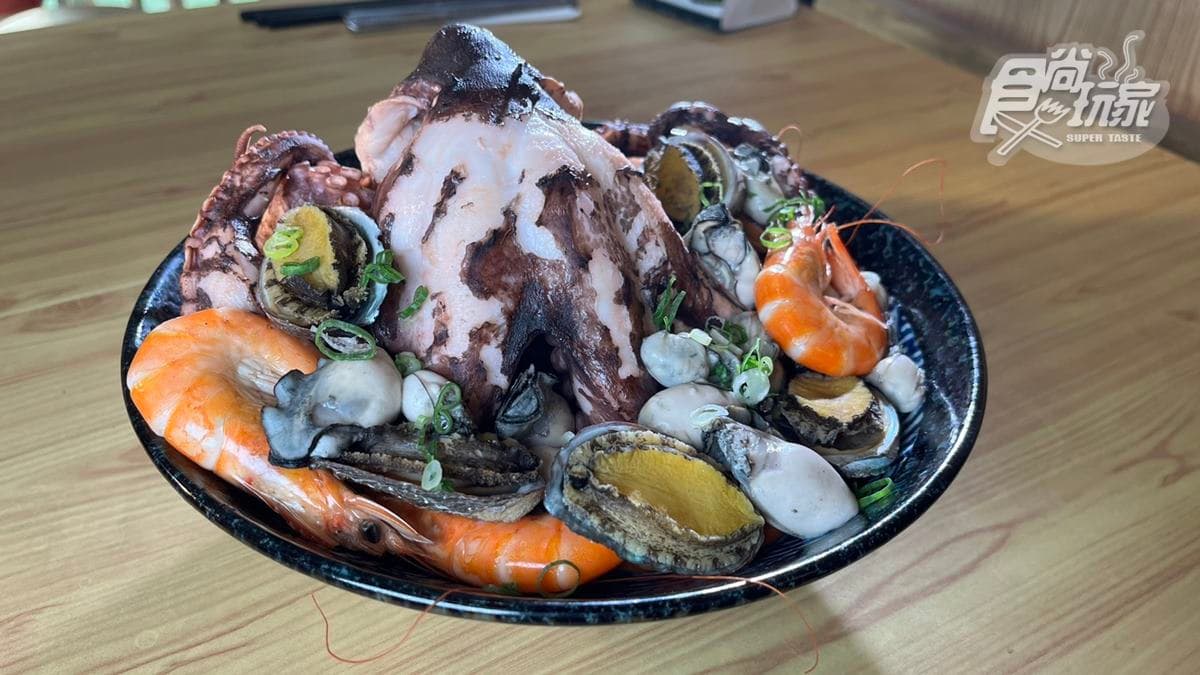 「神鬼奇航寶藏盒滷肉飯」有一整隻章魚，可以讓客人自由切，吃起來超過癮。