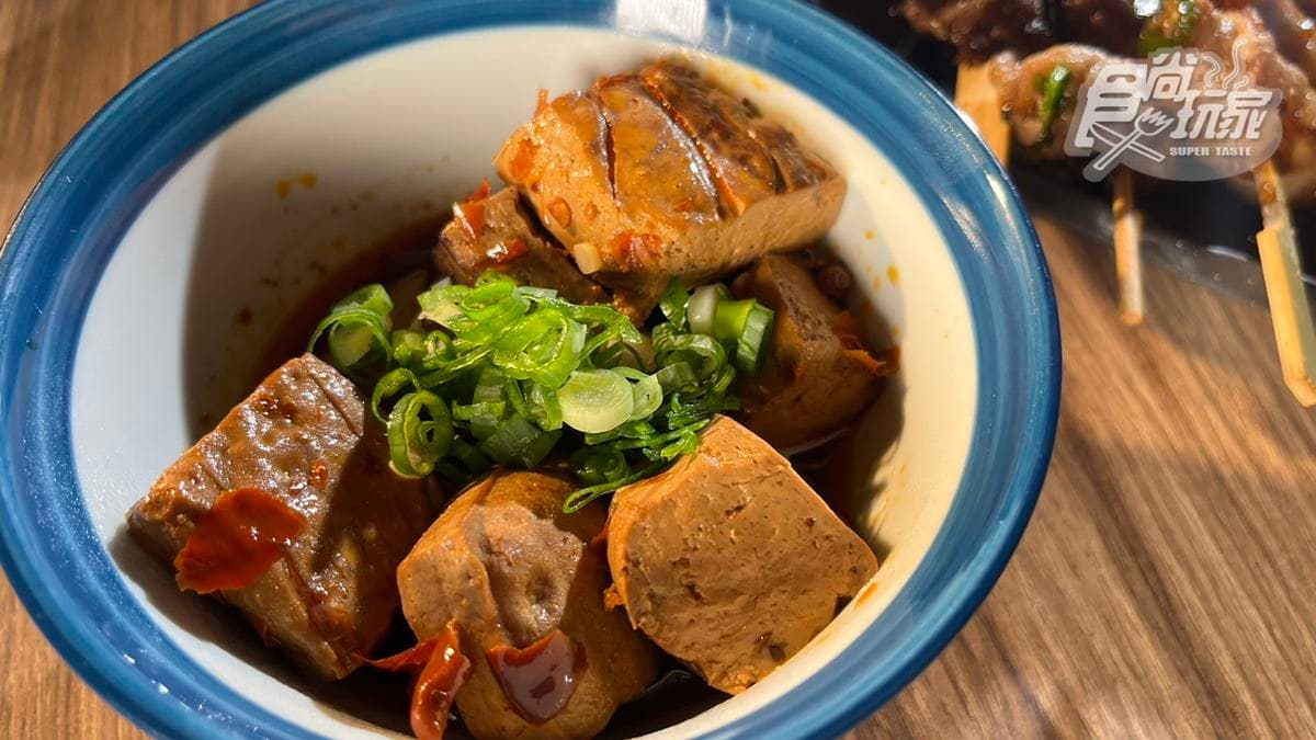 「麻辣臭豆腐」又麻又辣，很入味還帶有甜味。