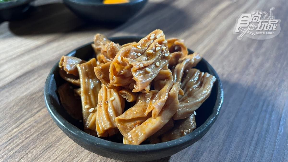 不只有串燒，還有其他不同的小菜和餐點，種類很多元。