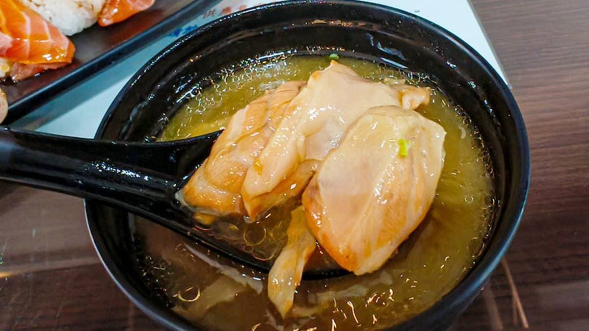 味噌湯吃得到大塊又肥美的鮭魚，CP值相當高。（圖片來源：鄉民食堂）