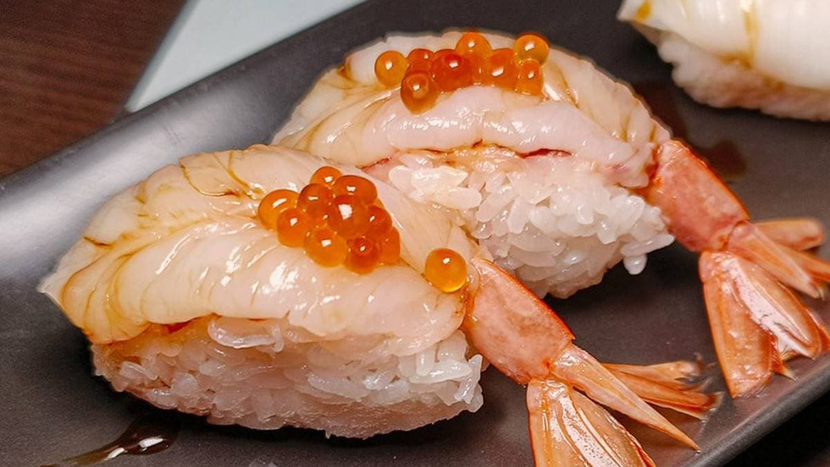 紅蝦握壽司厚度很夠，上面還加了鮭魚卵。（圖片來源：鄉民食堂）