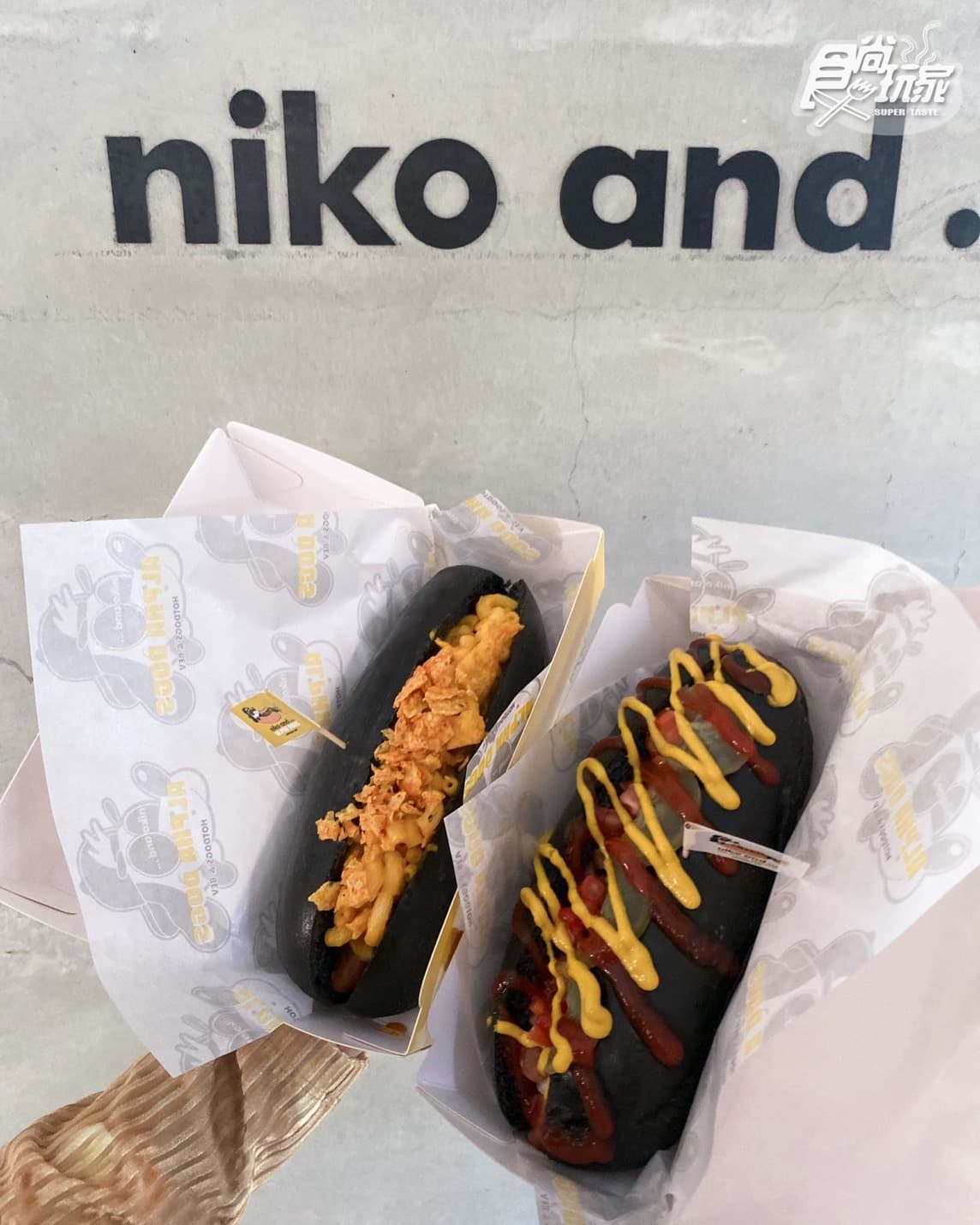 衝niko and...吃熱狗堡！竹炭熱狗加爆通心粉起士醬＋巧克力起士奶昔太罪惡