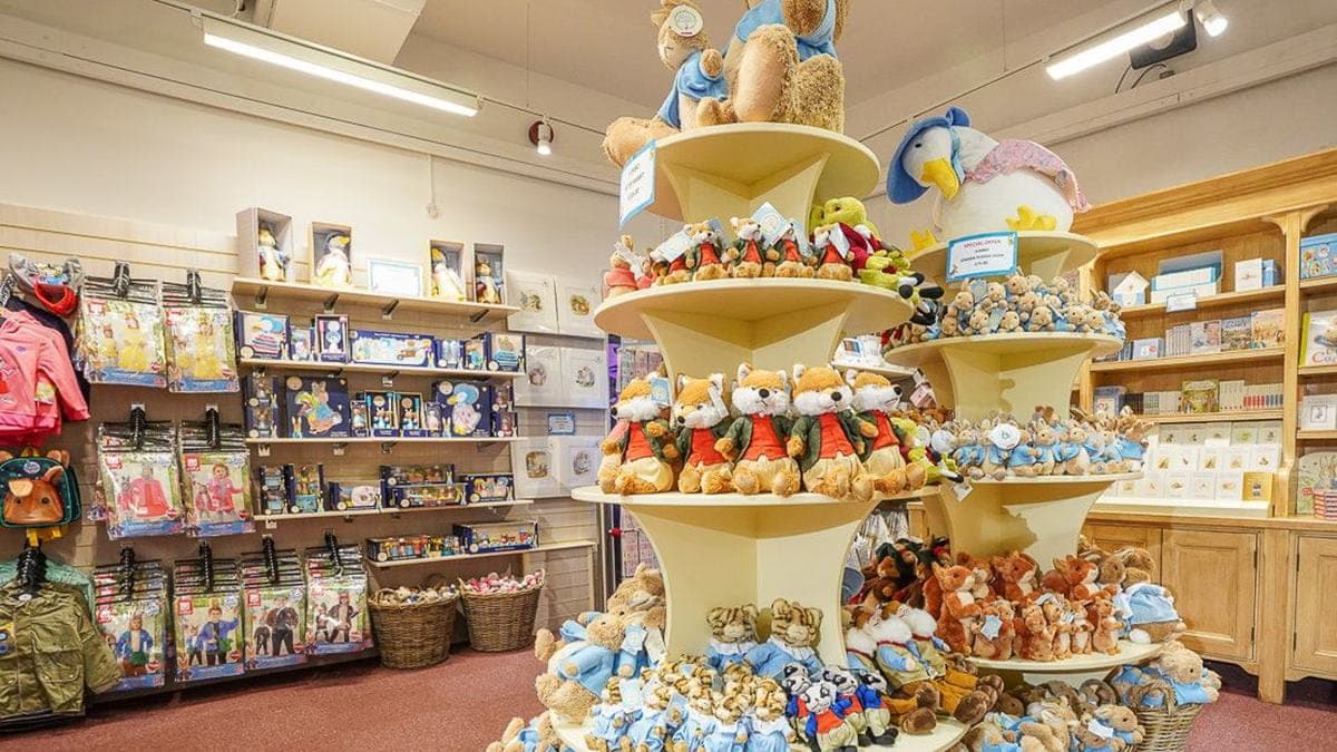 紀念品商店販售許多周邊商品，鐵粉們一定要來朝聖。（圖片來源：美食好芃友）
