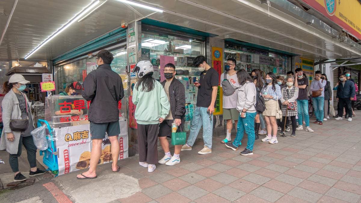 店家生意很好，攤販前常常聚集許多排隊人潮。（圖片來源：黑皮的旅遊筆記）
