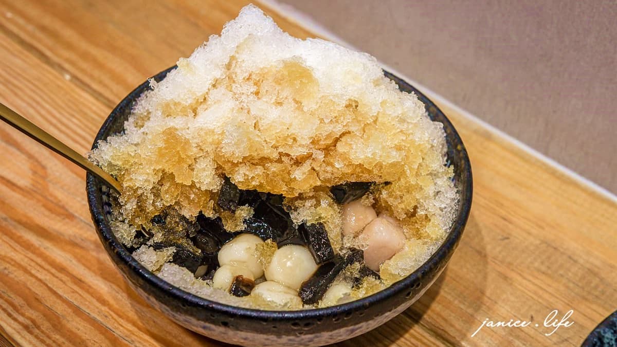 「古早味剉冰」配料給得超級豪爽，加上糖水很清爽，不會太甜膩。（圖片來源：潔妮食旅生活）