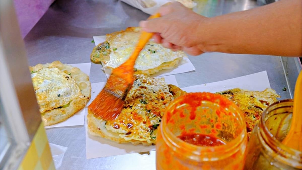 醬料是要自己沾，記得先刷醬油之後再刷辣椒，刷子不能混用。（圖片來源：小不點看世界）