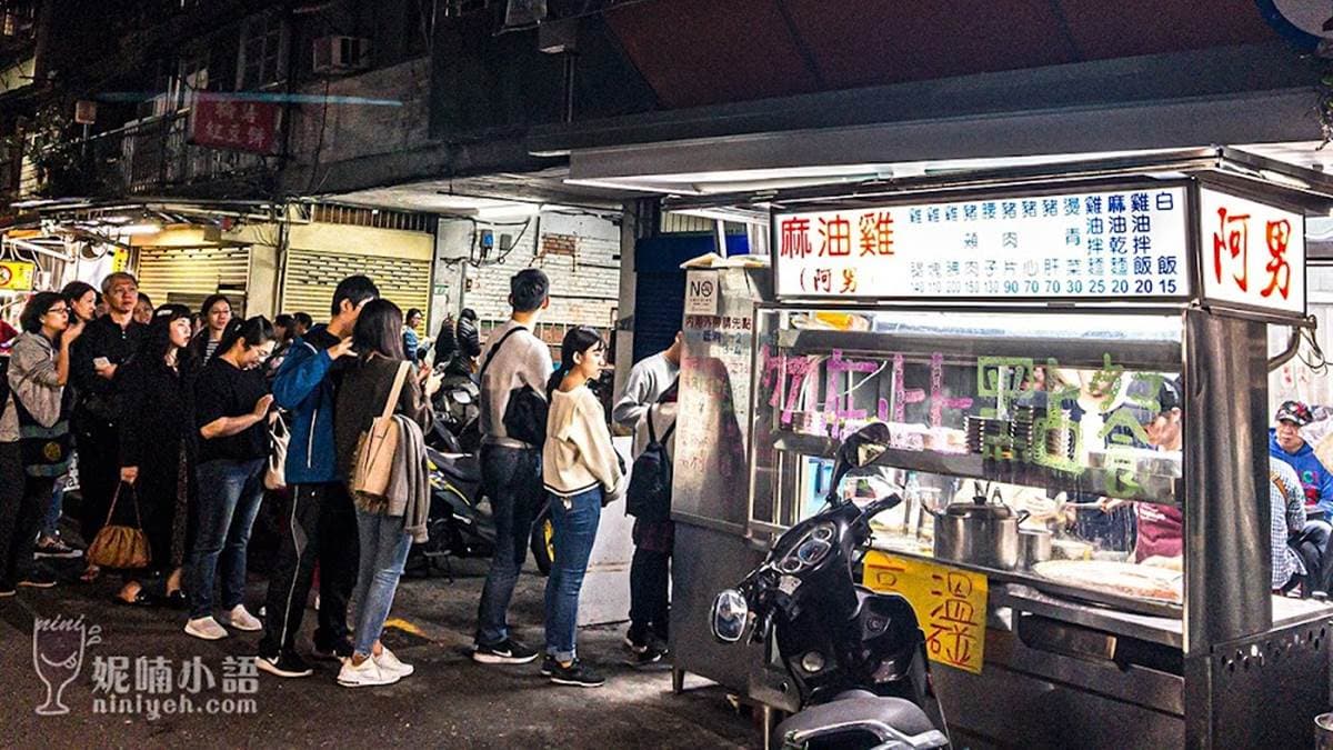 「阿男麻油雞」位於台北市中正區的中華路上。（圖片來源：妮喃小語）