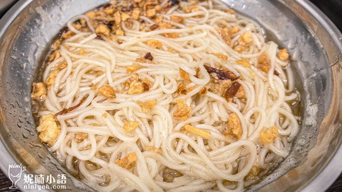 「麻油乾麵」把麵線拌入麻油，再撒上鮮炸的蒜酥，吃起來很順口。（圖片來源：妮喃小語）
