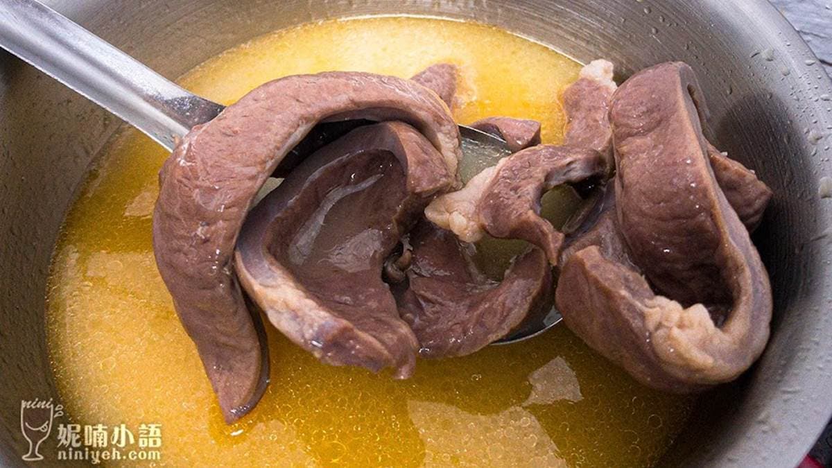 厚實的「麻油豬心」上桌的時候，還帶點粉嫩的漸層色澤。（圖片來源：妮喃小語）