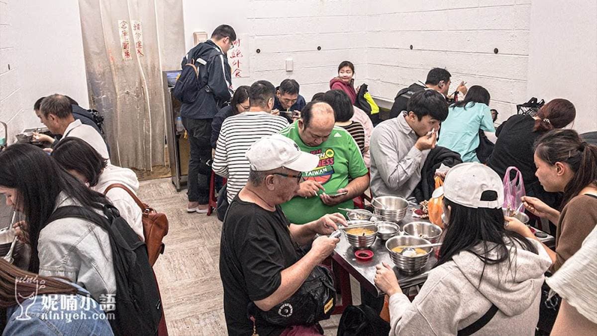 每到用餐時間，店裡的內用空間往往是座無虛席。（圖片來源：妮喃小語）