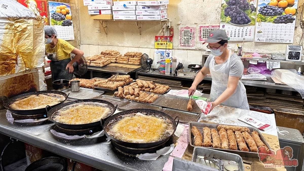 因為生意實在太好了，攤位前３個大油鍋同時齊炸也來不及賣。（圖片來源：熱血玩台南。跳躍新世界）
