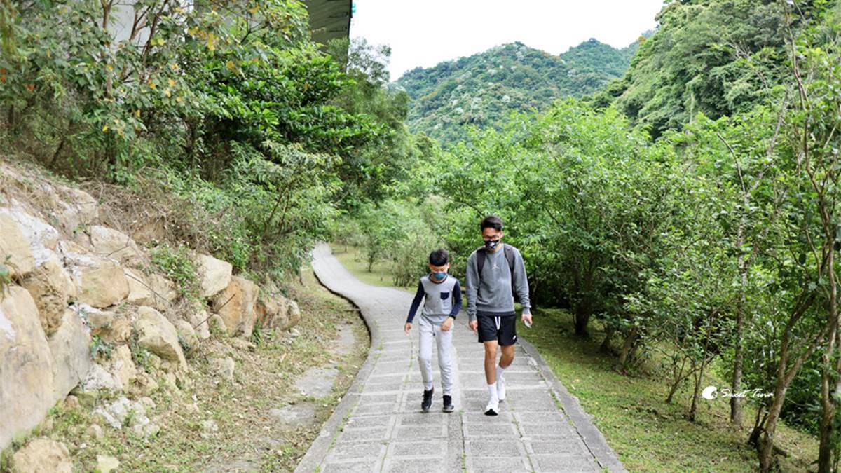 高架橋下的平緩步道雖無遮蔽，但周圍的景色還不錯。（圖片來源：Sweet Tina 樂在生活分享）