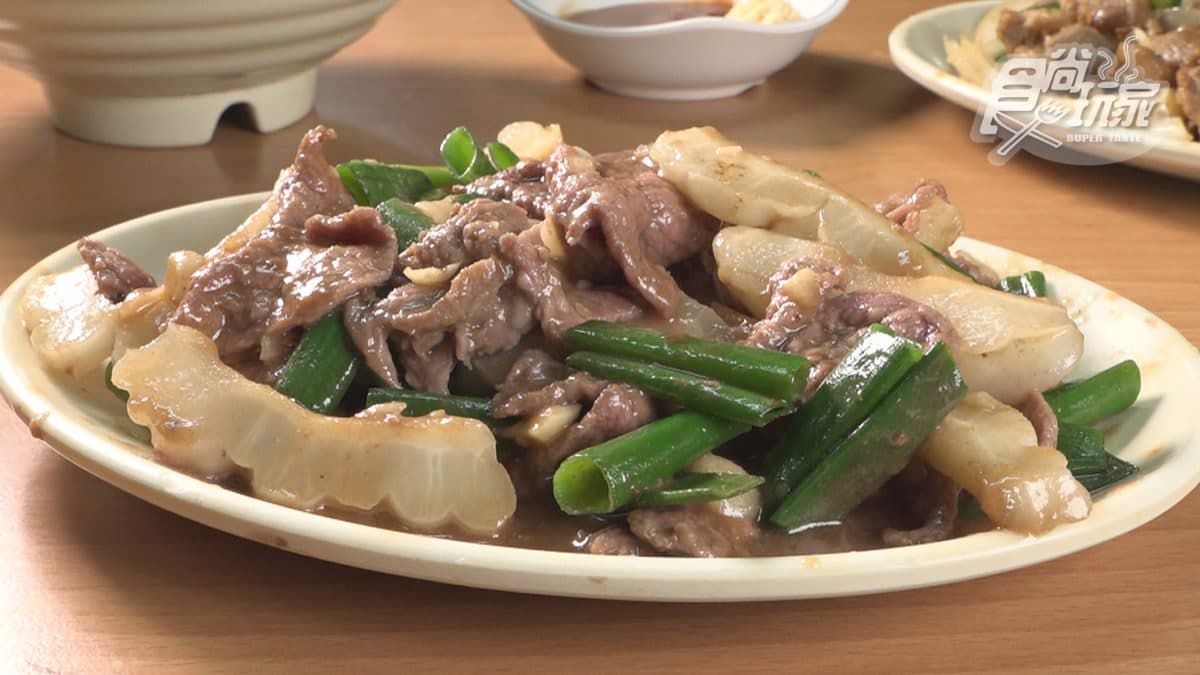 店裡還有提供「苦瓜炒牛肉」等熱炒料裡可以選擇。