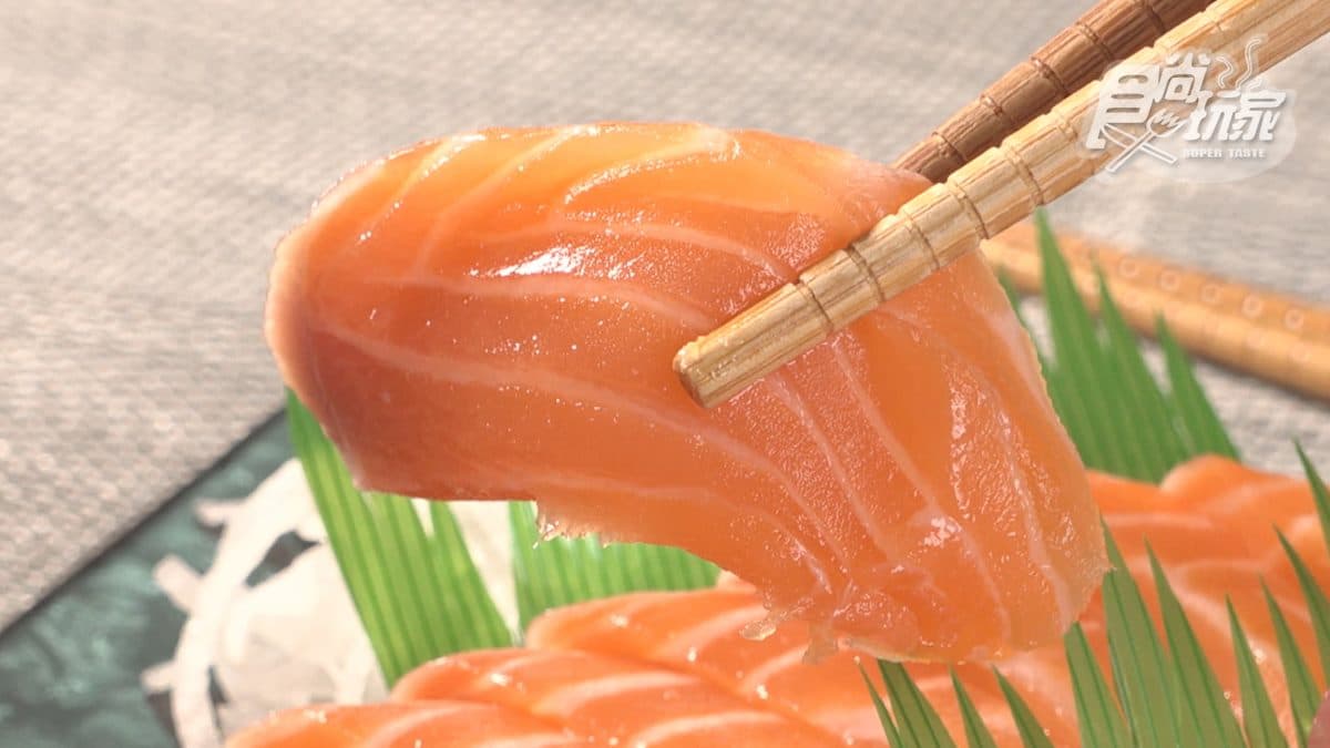 鮭魚生魚片很厚實，一咬吃得到豐潤的油脂。