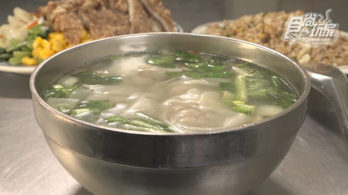 「餛飩湯」裡面有７顆大餛飩，料多又實在。