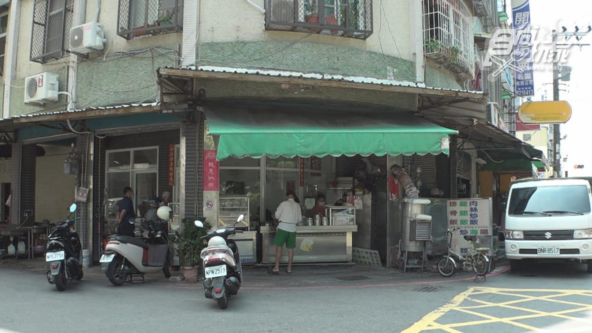 店家隱身在高雄鳳山的民宅內，餐點都只要銅板價、俗擱大碗，是小資族的愛店。