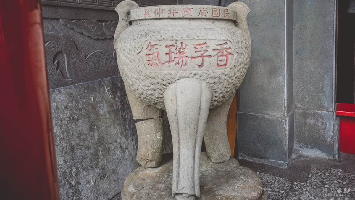 這是1950年鑿造的天公爐，是用一大顆石頭鑿出來的。（圖片來源：是艾思，不是火拳。）