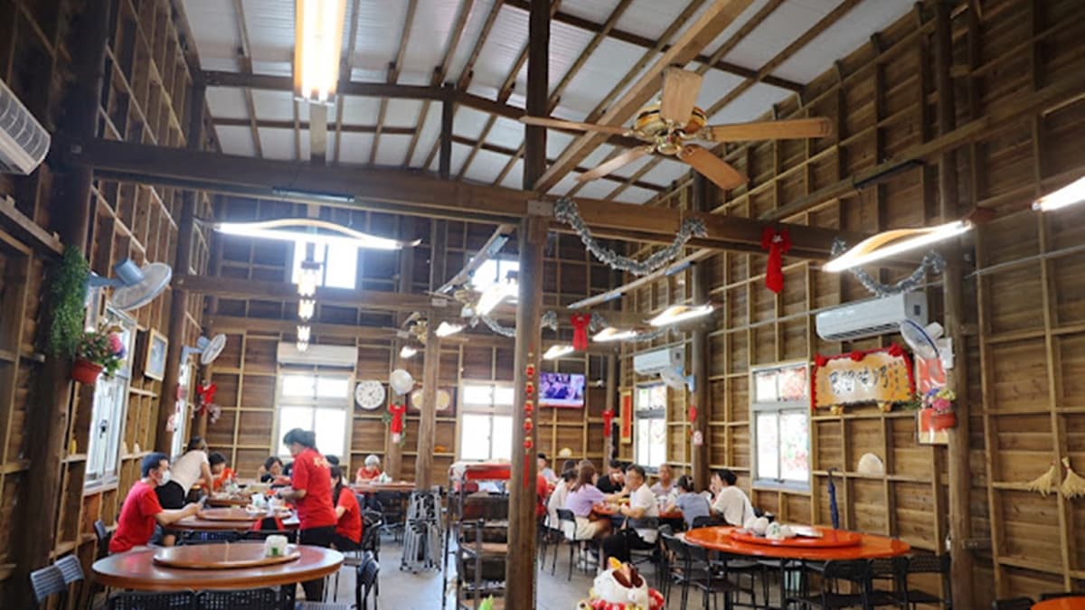 店裡環境乾淨，座位都是大圓桌，很適合來聚餐。（圖片來源：沙拉公主吃喝玩樂看世界）