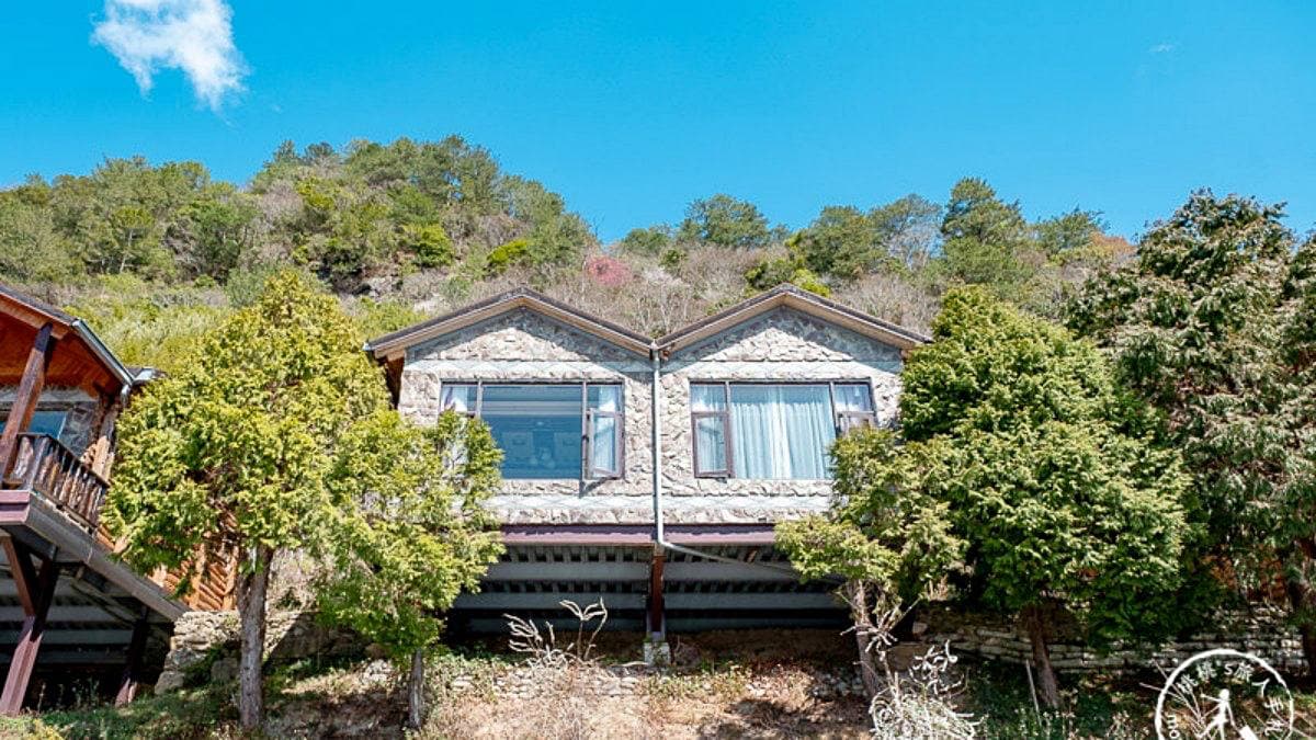 停車場旁山壁上的小木屋，就是司馬庫斯的住宿房型之一。（圖片來源：桃桃‘s旅人手札）