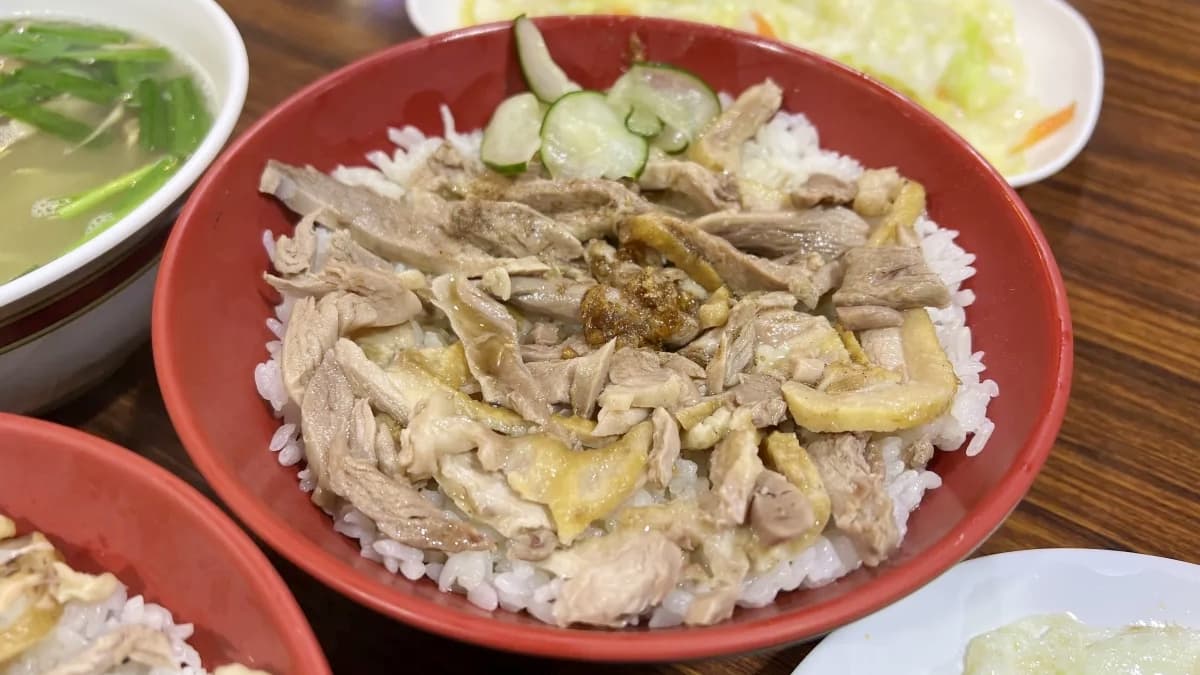 白飯裡面拌有醬汁跟鴨油，上面鋪滿無骨鴨肉，鴨肉滿嫩的。（圖片來源：勞鼠探世界）
