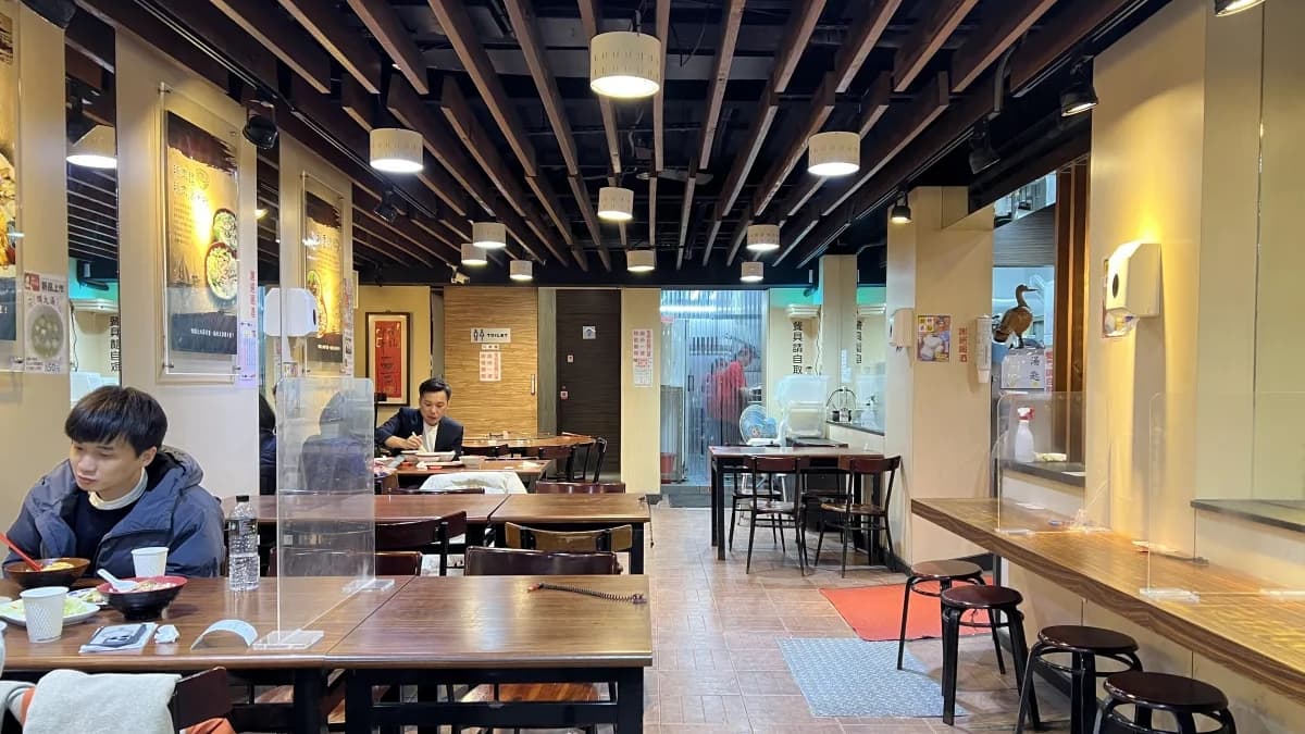 雖然是一般小吃店，不過店內空間寬敞明亮很不錯。（圖片來源：勞鼠探世界）