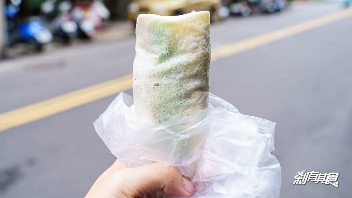 餅皮是選用１張自製餅皮及１張訂製餅皮，將滿滿餡料緊緊包住。（圖片來源：剎有其食）