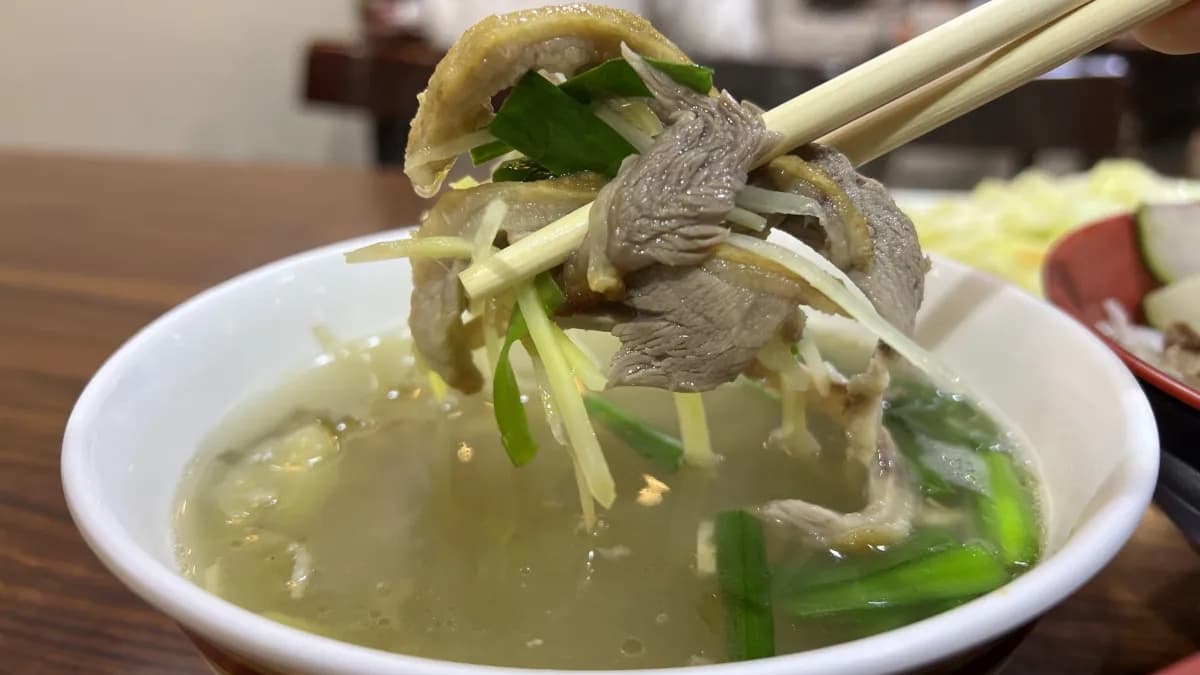 「鴨肉湯」以酸菜為湯底，喝起來帶點微酸。（圖片來源：勞鼠探世界）