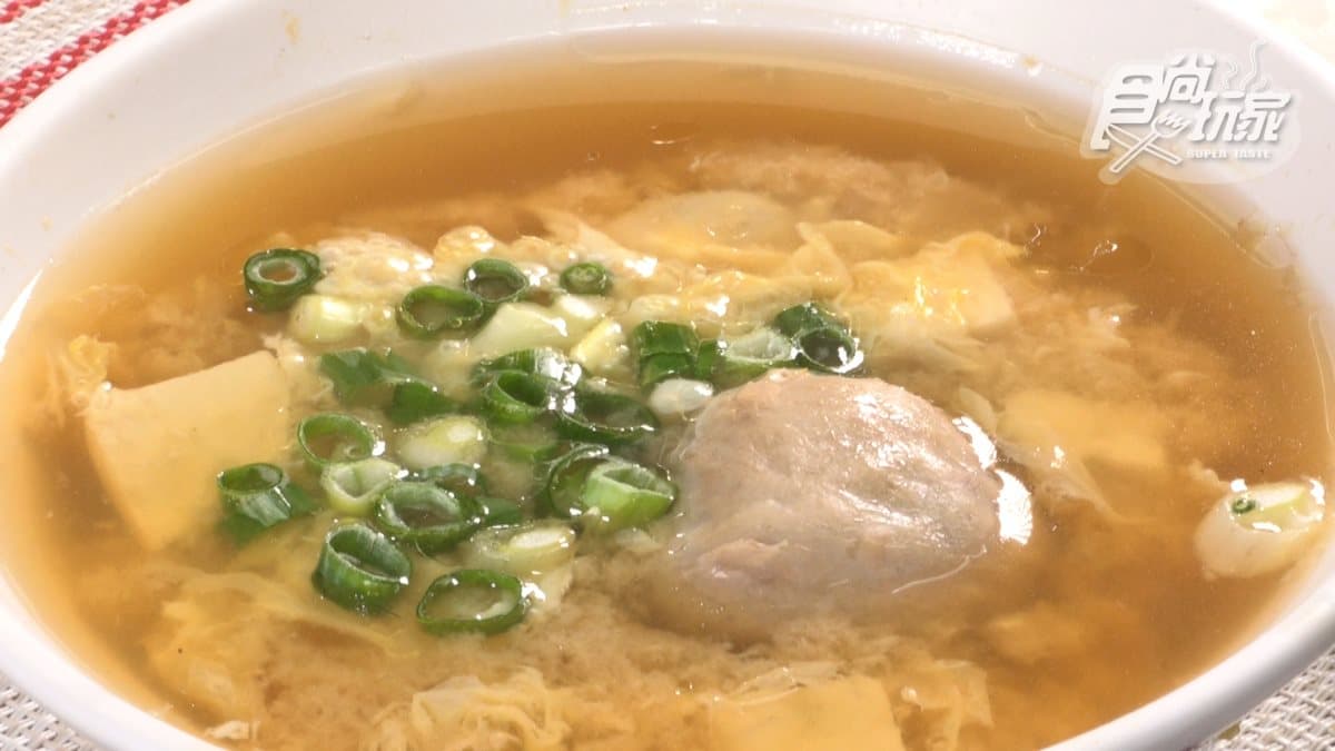味噌湯是直接把生蛋打在碗中再淋上熱湯，形成滑順的滑蛋口感。