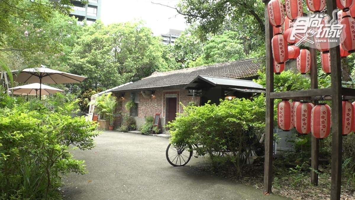 「陋室酩神粥府」的外觀很像１處古宅，給人一種復古的氛圍。