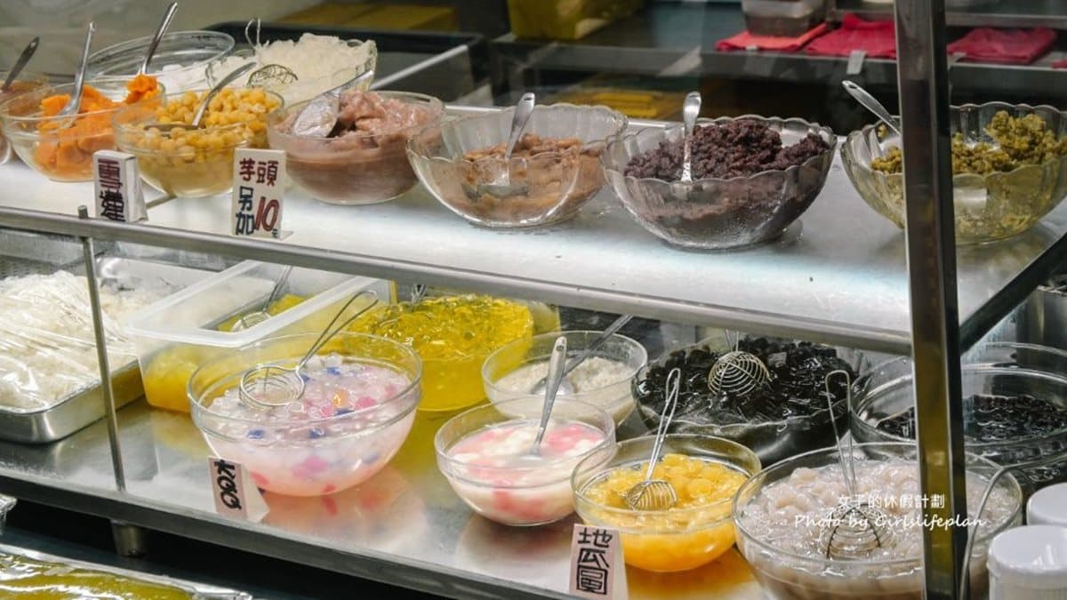 這裡大約有二十多種料可以加，主打米苔目、粉粿、粉條等。（圖片來源：女子的休假計劃）